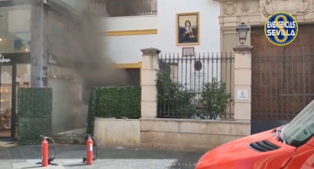 Bomberos intervienen en un incendio de origen eléctrico en la calle Rioja de Sevilla