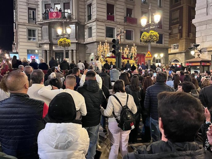 Residentes y turistas han colmado las calles de Granada capital para ver las procesiones de Semana Santa tal y como se puede ver en esta imagen de una de ella a su paso por el centro de la ciudad.