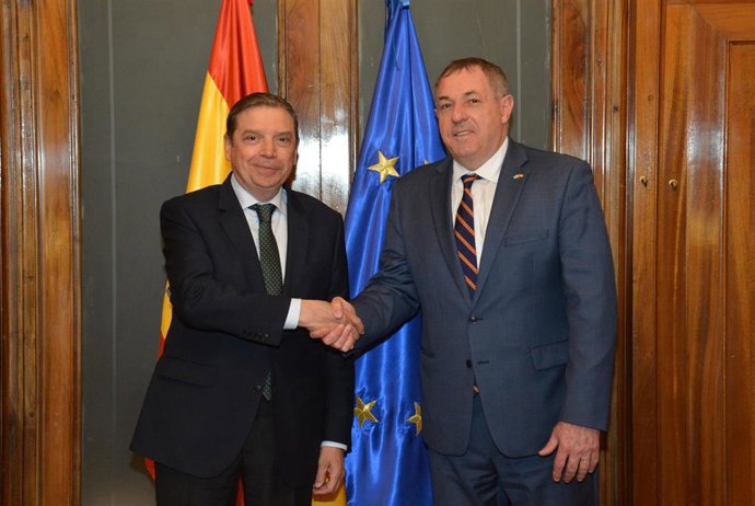 El ministro de Agricultura, Pesca y Alimentación, Luis Planas, y el embajador de Uruguay, Bernardo Greiver
