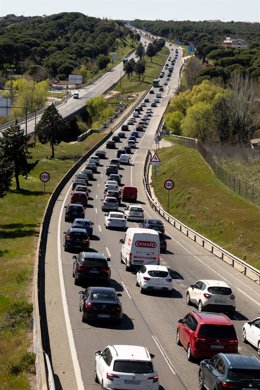 Decenas de vehículos durante la segunda operación salida con motivo de la Semana Santa 2026, en la A-5.