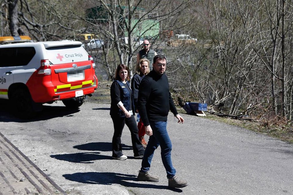 Archivo - El presidente del Principado de Asturias, Adrián Barbón, y la delegada del Gobierno en el Principado de Asturias, Adriana Lastra, durante las labores de búsqueda de las víctimas del accidente en la mina de Cerredo, a 31 de marzo de 2025, en Deg