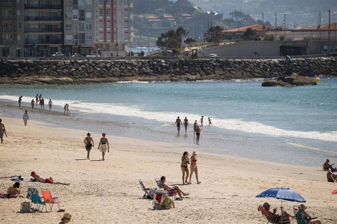 Gente en la playa en Sanxenxo (Pontevedra), a 6 de abril de 2026, en una jornada en la que Galicia superó los 30 grados en varios puntos.