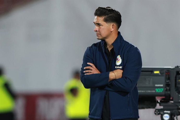 Futbol, Universidad de Chile vs Deportes La Serena Fecha 8, Liga de Primera 2026. El entrenador de Deportes La Serena Felipe Gutierrez es fotografiado durante el partido de la Liga de primera realizado en el estadio Nacional de Santiago,