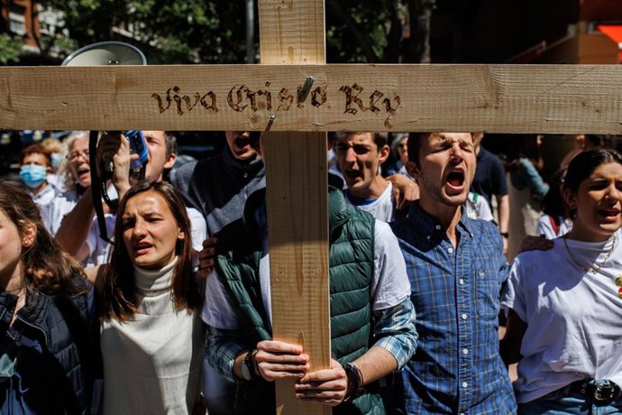 Archivo - Manifestantes con una cruz que reza 'Viva Cristo Rey' durante una marcha antiabortista desde Plaza de Cuzco hasta la clínica Dator
