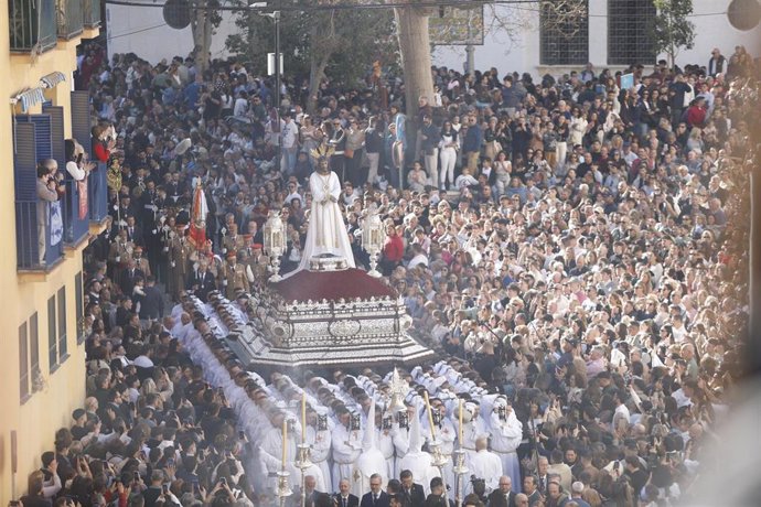 Nuestro Padre Jesús Cautivo durante su estación de penitencia el Lunes Santo en Málaga.