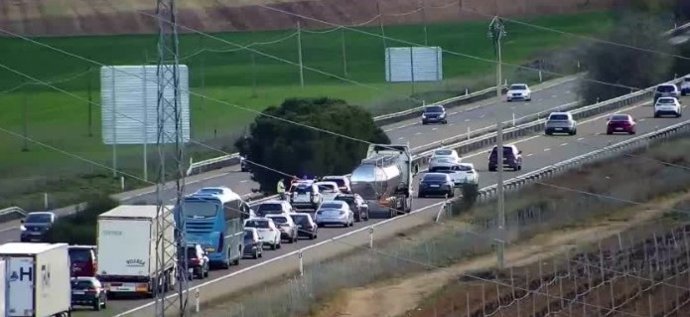 Retención en la A-6 a su paso por Rueda (Valladolid).