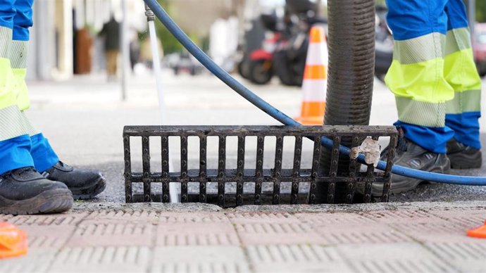 Operarios de Emasesa, en plena labor de limpieza de imbornales, en foto de recurso.