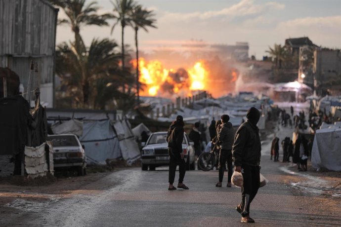 Aviones de guerra israelíes lanzan un ataque aéreo cerca de un campamento de desplazados en el centro de la Franja de Gaza