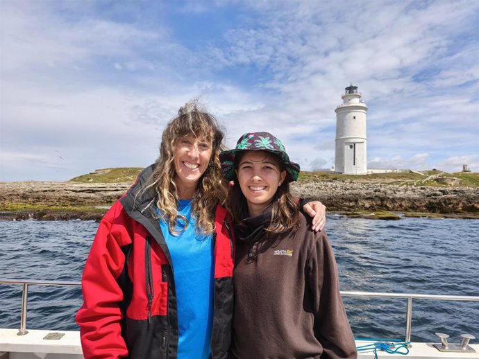 Dos de las investigadoras de la UCA sobre la detección de silbidos de cetáceos en el Estrecho.