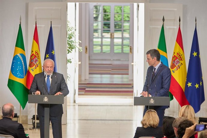 Archivo - El presidente del Gobierno, Pedro Sánchez, junto al presidente de la República Federativa de Brasil, Lula da Silva, en una rueda de prensa durante un viaje oficial a España, en el Palacio de La Moncloa, a 26 de abril de 2023, en Madrid (España).