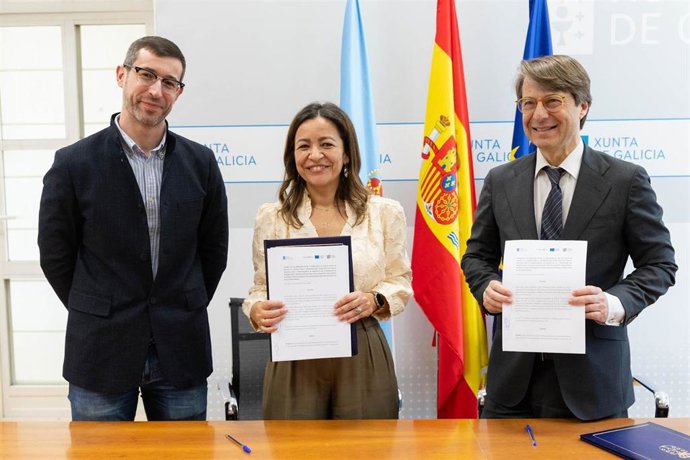 La conselleira do Mar, Marta Villaverde, y el conselleiro de Facenda e Administración Pública, Miguel Corgos, firman un acuerdo