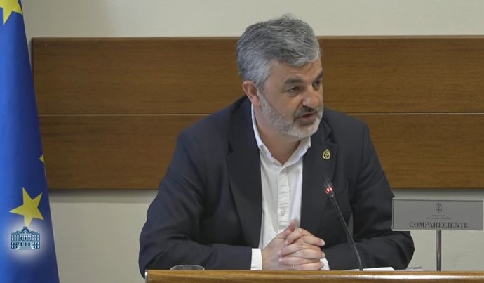 El consejero de Movilidad, Alejandro Calvo, durante su comparecencia este lunes en la Junta General.