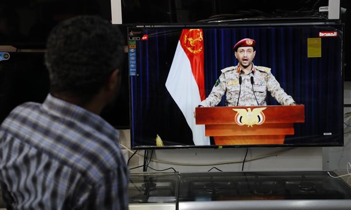Archivo - Arquivo - 10 de janeiro de 2024, Iêmen, Sanaa: Um homem assiste a uma declaração na televisão do porta-voz dos houthis, Yahya Saree, após o ataque dos houthis a um navio no Mar Vermelho. Os EUA e a Grã-Bretanha, com o apoio de outros aliados, at