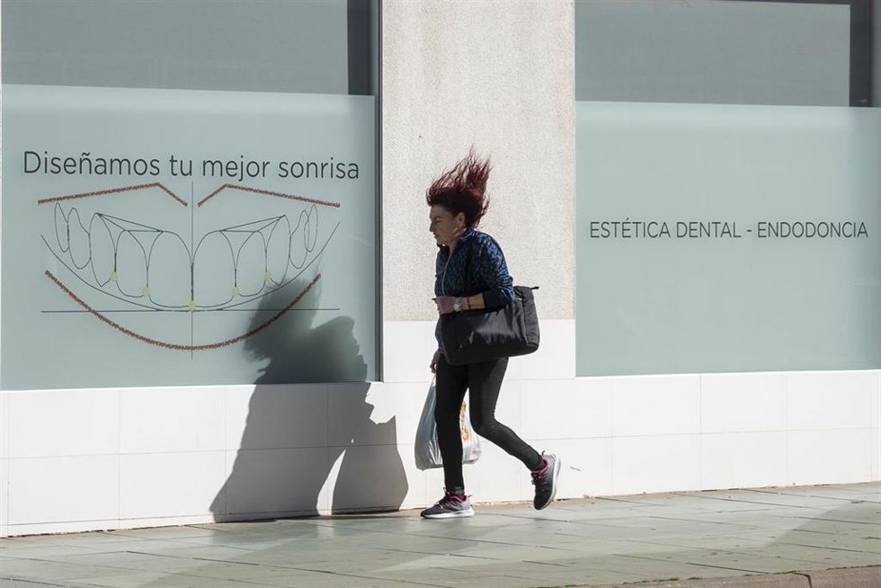 Archivo - Imagen de archivo de una ciudadana luchando contra fuertes vientos.