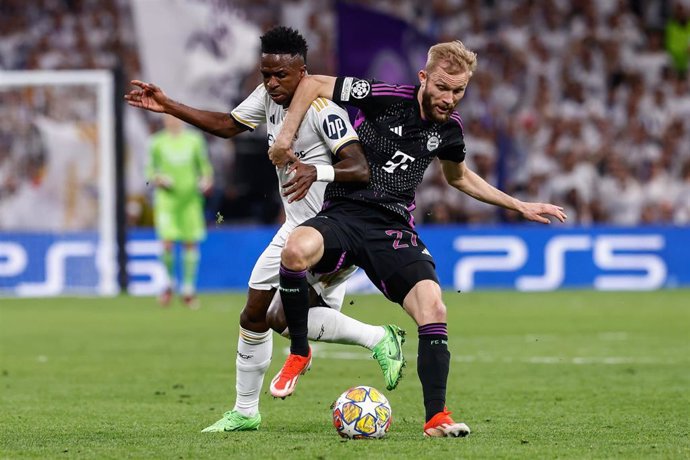 Archivo - El jugador del Real Madrid Vinícius Júnior pelea un balón al lateral del Bayern de Múnich Konrad Laimer en la Champions 2023-24.