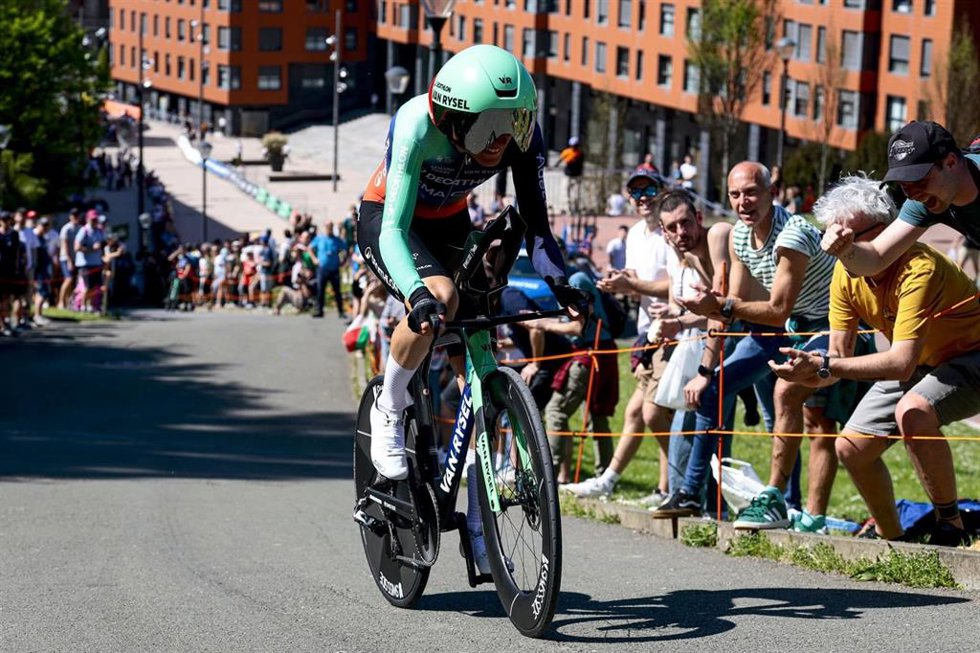 El ciclista francés Paul Seixas disputa la primera etapa de la Vuelta al País Vasco.