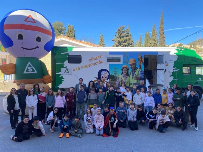 Participantes en una sesión de la campaña 'Aprende a crecer con seguridad'.