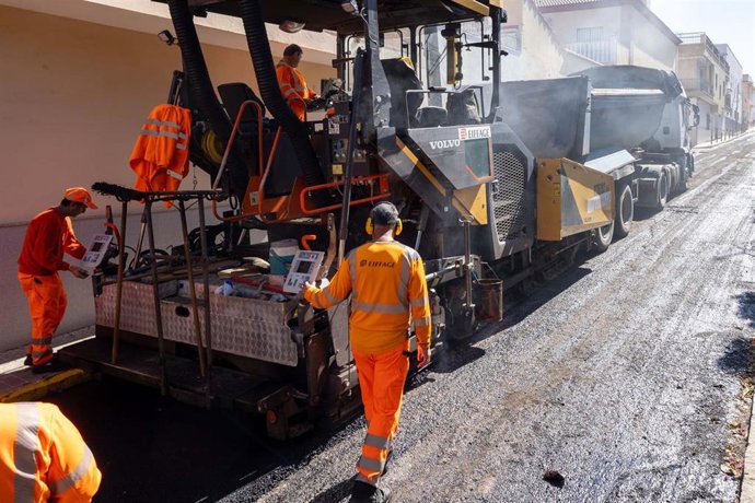 Obras de asfaltado en Mairena del Aljarafe, en foto de archivo.