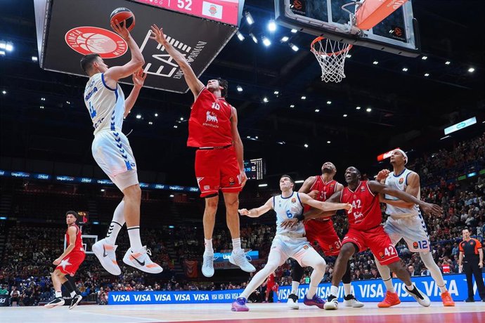 Archivo - Partido entre el EA7 Emporio Armani Milan y Valencia Basket en el UNIPOL FORUM.