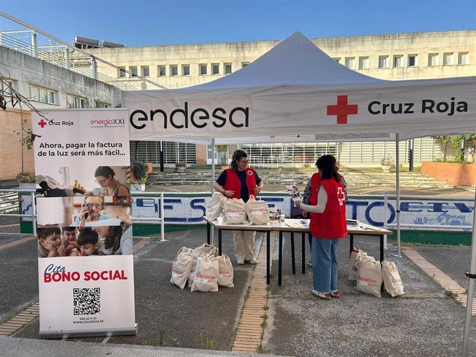 Dos voluntarias bajo una carpa con motivo de la campaña impulsada por Endesa junto a Cruz Roja bajo el título 'Cita Bono Social', destinada a colectivos vulnerables.