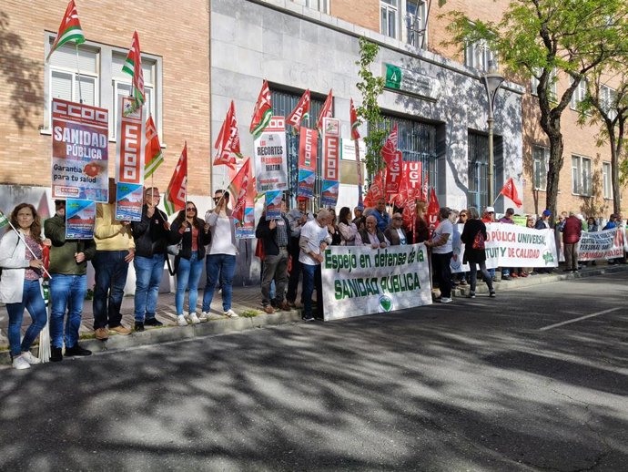 Sindicatos y Mareas Blancas se concentran y llaman a la movilización por la sanidad pública el domingo en Córdoba.