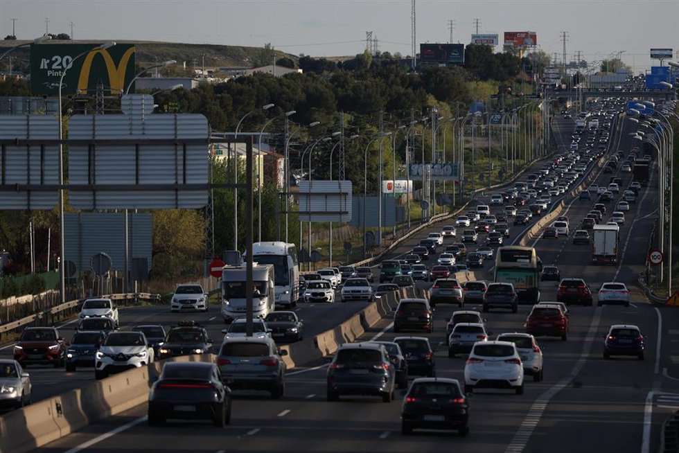 Decenas de vehículos durante la operación retorno por la carretera A4 con motivo de la Semana Santa 2026, a 5 de abril de 2026, en Madrid (España). 