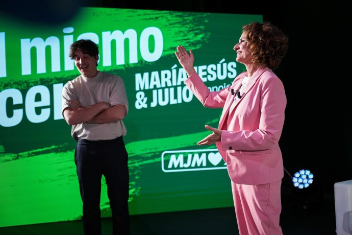 La secretaria general del PSOE-A, María Jesús Montero, en un encuentro en Sevilla con el escritor y periodista Julio Muñoz El Rancio.