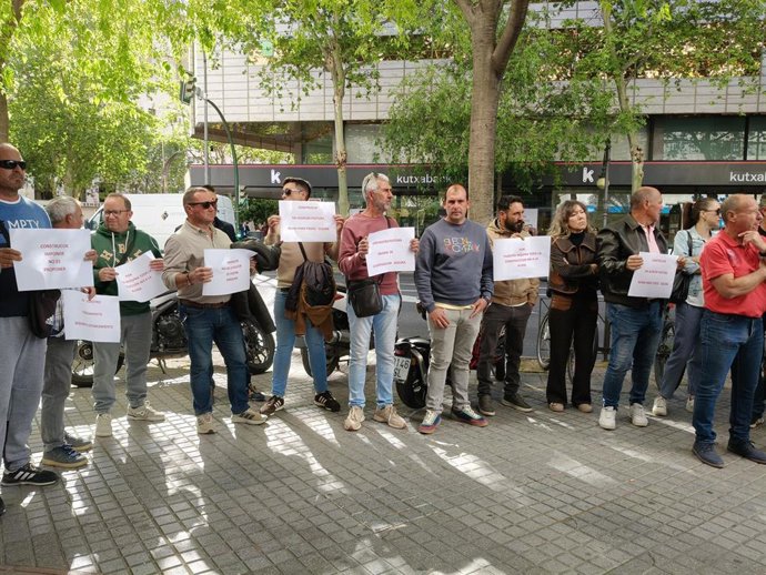 Los operadores de grúas torre vuelven a concentrarse ante Construcor para pedir negociación
