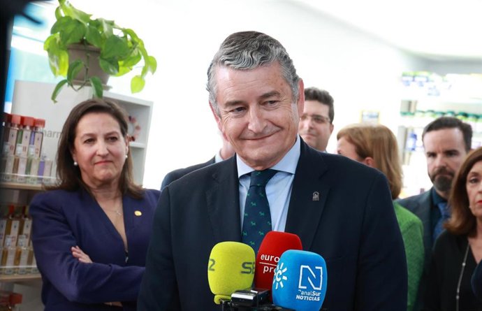 Sanz atiende a los periodistas en Cabra.