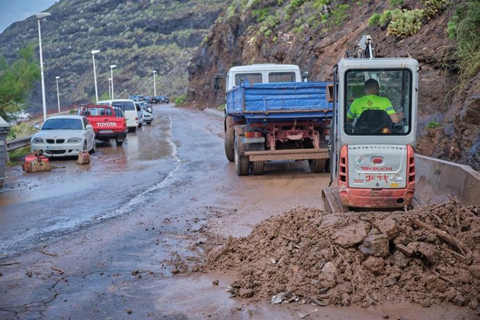 Tareas de limpieza en el barrio de El Pris, una de las zonas más afectadas por el paso de la borrasca Therese, a 25 de marzo de 2026, en Tacoronte, Tenerife, Canarias (España). 