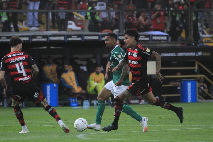Futbol, Palmeiras vs Flamengo. Final de Copa Libertadores 2025. El jugador de Palmeiras Allan, centro, disputa el balon con Erick Pulgar de Flamengo durante el partido Final de la Copa Libertadores 2025 en el Estadio Monumental de Lima ,