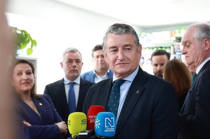 Sanz atiende a los periodistas en Cabra.