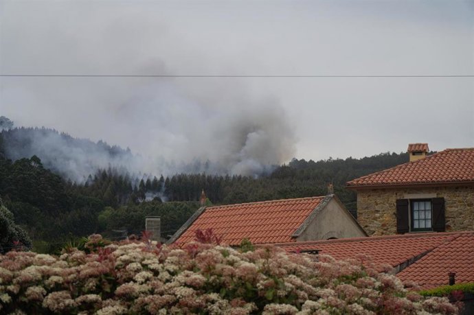 Vista del incendio forestal en la parroquia de Noicela, a 6 de abril de 2026, en Noicela, Carballo, A Coruña, Galicia (España). El incendio forestal permanece activo en la parroquia de Noicela desde las 14:20 horas. En las labores de extinción intervienen