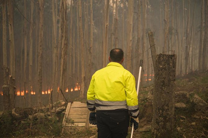 Vista del incendio forestal en el monte Galleiro, a 6 de abril de 2026, en Ribadetea, Ponteareas, Pontevedra, Galicia (España). El incendio de monte Galleiro comenzó a las 14:47 horas en la parroquia de Ribadetea, en el municipio de Ponteareas. Según la C