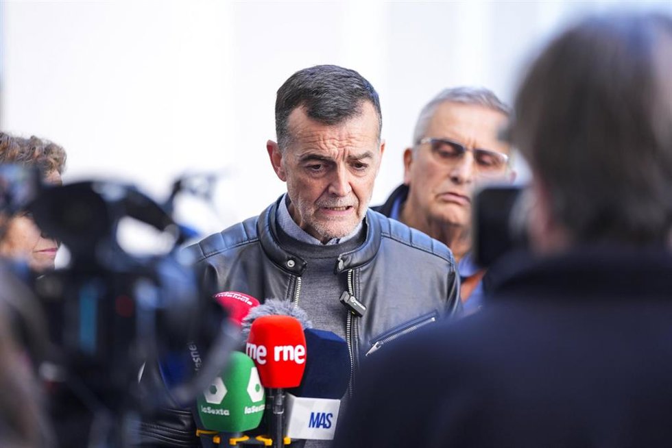 El coordinador federal de IU y candidato de Por Andalucía a la Presidencia de la Junta, Antonio Maíllo, atiende a los medios. Imagen de archivo. 