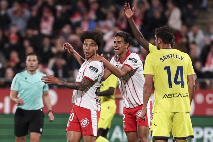 Axel Witsel e Vitor Reis, do Girona FC, reagem durante a partida de futebol da LaLiga EA Sports, disputada entre o Girona FC e o Villarreal CF no estádio Montilivi, em 6 de abril de 2026, em Girona, Espanha.