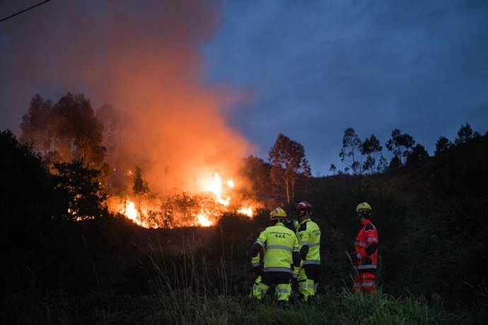 Bombeiros trabalham nas operações de combate ao incêndio florestal no Monte Galleiro, em 6 de abril de 2026, em Ribadetea, Ponteareas, Pontevedra, Galícia (Espanha). O incêndio no Monte Galleiro começou às 14h47 na paróquia de Ribadetea, e