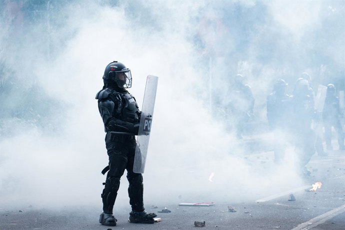 Archivo - March 31, 2022, Bogota, Cundinamarca, Colombia: A colombia's riot police officer 'ESMAD' is seen inside a cloud of tear gas as students protested against Colombia's national police and government on March 31, 2022 in Bogota, Colombia. As demonst