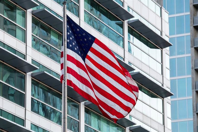 Archivo - January 5, 2026, Saratoga Springs, Utah, USA: The US flag flies outside the Wallace Federal Building during a protest on January 5, 2026. The rally, organized by Salt Lake Indivisible, called for congressional limits on presidential war powers f