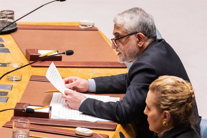 Archivo - Arquivo - 28 de fevereiro de 2026, Nova York, Nova York, Estados Unidos: O embaixador do Irã, Amir Saeid Iravani, discursa durante uma reunião de emergência do Conselho de Segurança sobre a escalada militar no Oriente Médio, realizada na sede da