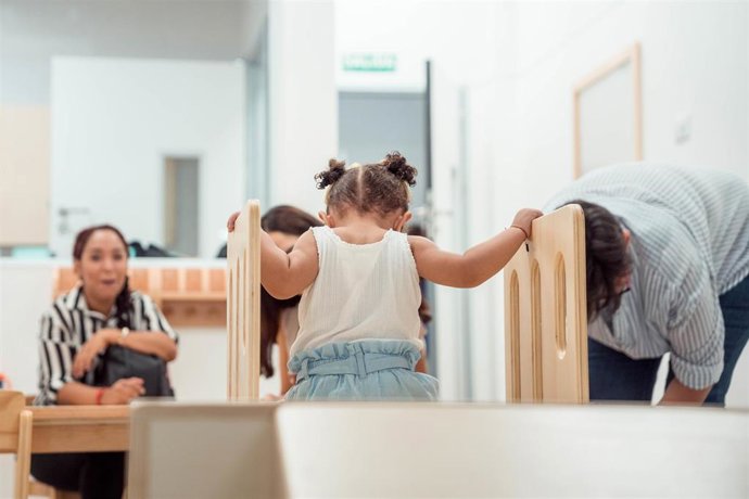 Archivo - Un niña juega en una de las instalaciones de la nueva Escuela Infantil Municipal Las Golondrinas, a 6 de septiembre de 2023, en Madrid (España). 