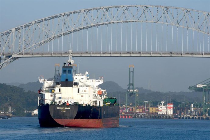 Archivo - Un buque circula por el canal de Panamá, presidido por el Puente de las Américas
