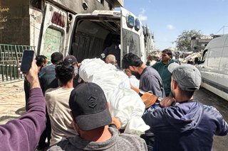 Arxiu - Diversos palestins ajuden a desplaçar el cos d'una víctima mortal en un atac israelià