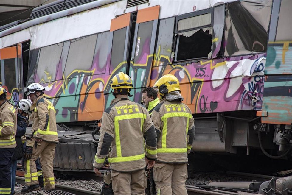 Archivo - Varios bomberos trabajan en la zona de la vía dónde tuvo lugar el accidente, a 21 de enero de 2026, en Gelida, Barcelona, Catalunya (España)