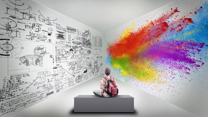 Archivo - Hombre ante los dos hemisferios del cerebro, mitad creativo y mitad lógica.