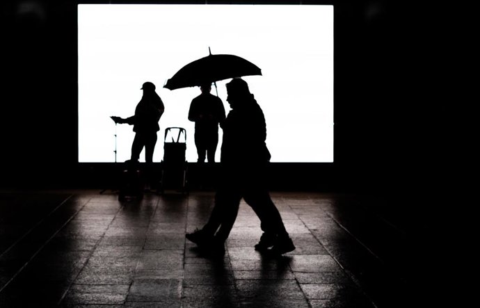 Archivo - Una persona camina con un paraguas, a 5 de noviembre de 2023, en A Coruña, Galicia (España). La Agencia Estatal de Meteorología (AEMET), ha prolongado la alerta roja decretada por el temporal costero en A Coruña durante la madrugada del 4 al 5 d