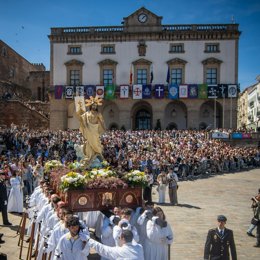 Procesión del Domingo de Resurrección con mucho público en la Plaza Mayor de Cáceres