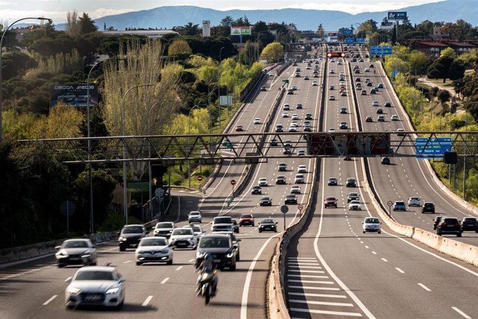 Decenas de vehículos en una carretera en una imagen de archivo