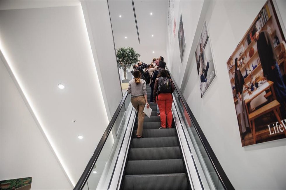 Archivo - Varias personas suben por una escalera mecánica en la inauguración de una tienda Uniqlo en la Gran Vía, la segunda en Madrid, a 5 de octubre de 2022, en Madrid (España). El nuevo local de la cadena de tiendas de ropa japonesa cuenta con más de 2