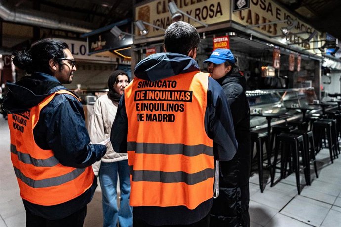 Archivo - Dos miembros del Sindicato de Inquilinas e Inquilinos de Madrid